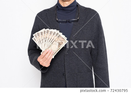 Man holding money 72430795