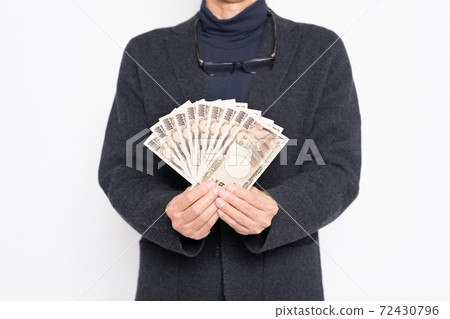 Man holding money 72430796