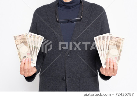 Man holding money 72430797