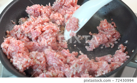 在平鍋裡煎牛肉 72430994