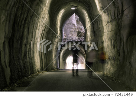 [Yoro Valley神秘的兩層隧道，實際顏色] 72431449