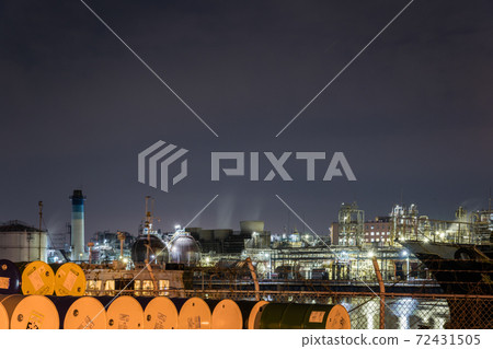 [Keihin Industrial Area, Kawasaki City Chidori Canal Gas Tank, Drums, and Factory Night View] 72431505