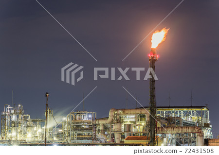 [Keihin Industrial Area, Kawasaki City Chidori Canal Flame and Factory Night View] 72431508