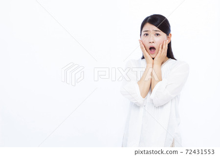 30多歲女性白色背景畫像 72431553