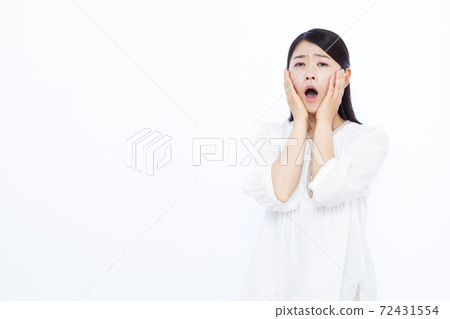 30多歲女性白色背景畫像 72431554