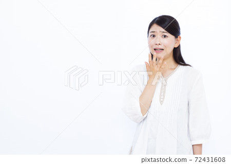 30s female white background portrait 30s female white background portrait 72431608