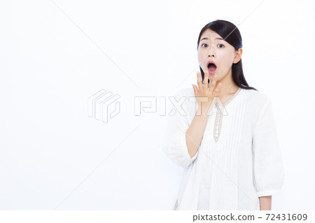 30多歲女性白色背景畫像 72431609