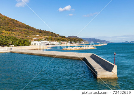禦島上的防波堤和沙灘（香川縣高松市） 72432639