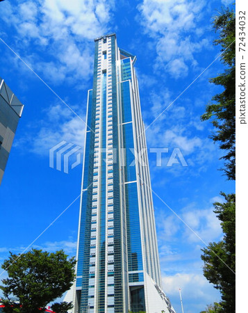 Sakisu政府大樓爬到足以爬上藍天的高度 Sakisu政府大樓爬到足以爬上藍天的高度 72434032