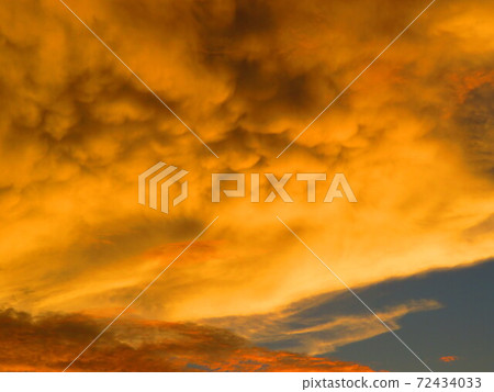 令人毛骨悚然的夕陽的天空 令人毛骨悚然的夕陽的天空 72434033