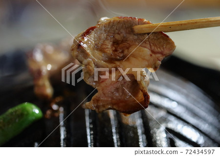 Bake lamb catalose in a Genghis Khan pot of Nanbu Tekki 72434597
