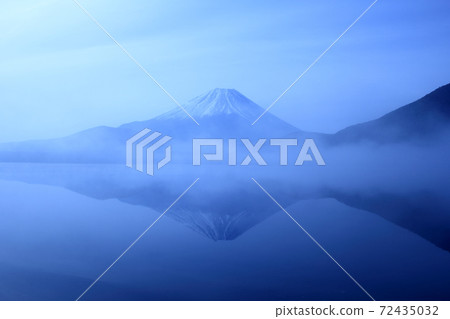 從營地看到的富士山上覆蓋著霧 72435032