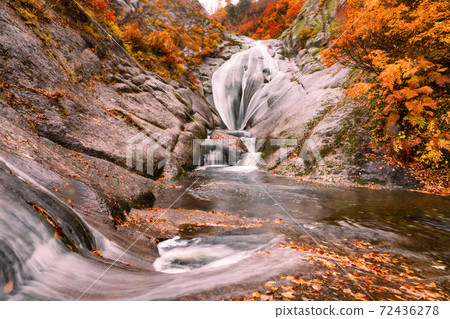 Todo Falls in late autumn 72436278