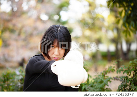 女人訓練拳在公園裡 72436377