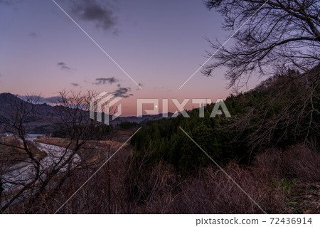 黃昏的一條河的城市風光 黃昏的一條河的城市風光 72436914