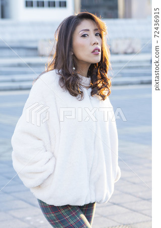 一個女人站在陽光下 一個女人站在陽光下 72436915