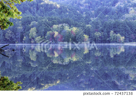 Autumn leaves and water mirror of Lake Onneto Autumn leaves and water mirror of Lake Onneto 72437138
