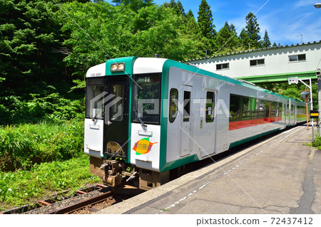 山形Kiha 110系列氣動車輛停在JR陸羽石線的高谷站 72437412