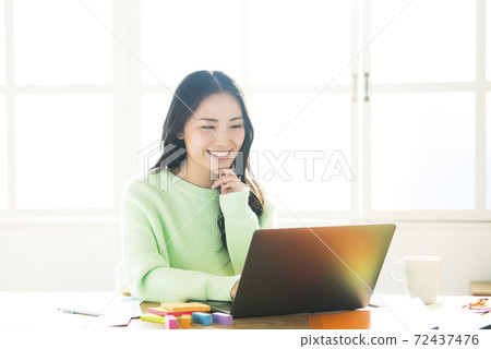 年輕女子遠程辦公遠程工作 年輕女子遠程辦公遠程工作 72437476