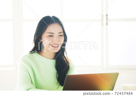 Young Woman Telework Remote Work Young Woman Telework Remote Work 72437484