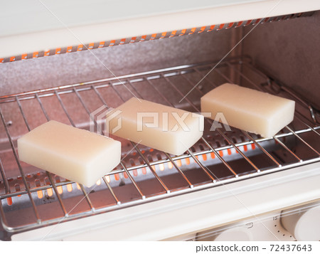 Bake rice cakes in an oven toaster Bake rice cakes in an oven toaster 72437643