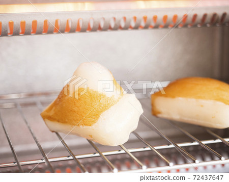 在烤箱中烤年糕 在烤箱中烤年糕 72437647