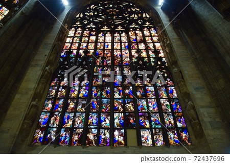 意大利米蘭大教堂的彩色玻璃 72437696