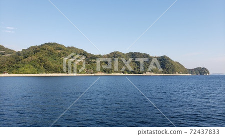 村莊邊緣的海角，海灣，島嶼的頂端，平靜的海浪，天空，島嶼和海洋，寧靜的風景，離開了您出生和成長的島嶼，生活在鄉村 72437833