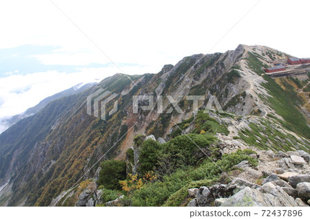 Autumn Happoone and mountain trail, Karamatsudake summit mountain cottage Photo location: Karamatsudake summit (Nagano prefecture, Toyama prefecture) 72437896