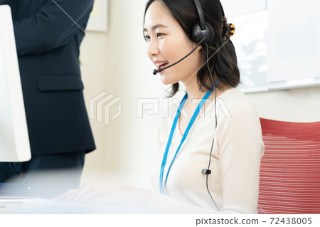 A woman working at a call center 72438005