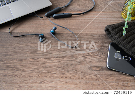 Wireless earphone smartphone study image material 72439119