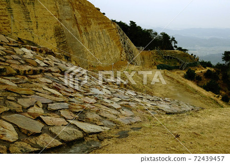 在霞海町和山岳的背景下，鬼野城城牆的崛起/鬼城山（岡山縣總社市） 72439457