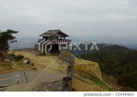 Up of Kinojo West Gate against the backdrop of Kasumi Town and Mountains / Kijozan (Soja City, Okayama Prefecture) 72439463