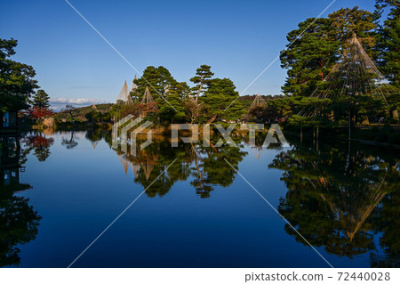 兼六園的積雪反映在池塘里 72440028