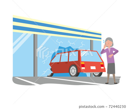 An elderly woman who accidentally stepped on the accelerator and brake and plunged into the store An elderly woman who accidentally stepped on the accelerator and brake and plunged into the store 72440230