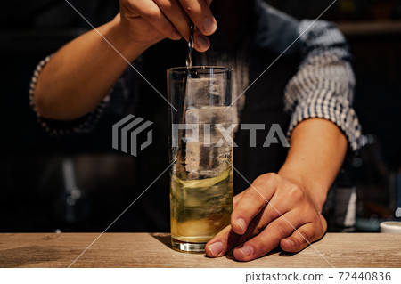 調酒師製作雞尾酒 72440836