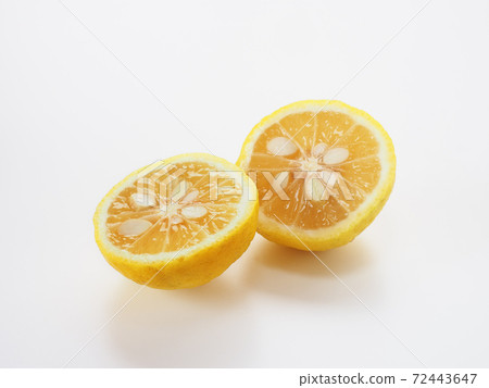 柚子白色背景 72443647