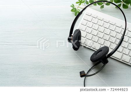 耳機和鍵盤 72444923