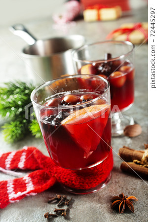 mulled wine 72445297