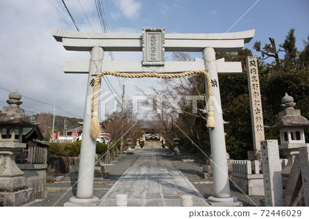 玉名廣彥神社 從鳥居門觀看禮拜堂 照片素材 圖片 圖庫