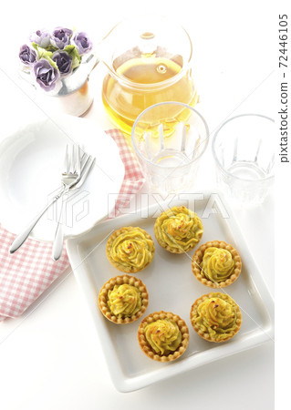 您為什麼不將地瓜分成小盤，一邊喝茶一邊吃呢？ （白色背景，鳥瞰圖） 72446105