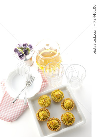 您為什麼不將地瓜分成小盤,一邊喝茶一邊吃呢? (白色背景,鳥瞰圖) 您為什麼不將地瓜分成小盤,一邊喝茶一邊吃呢? (白色背景,鳥瞰圖) 72446106