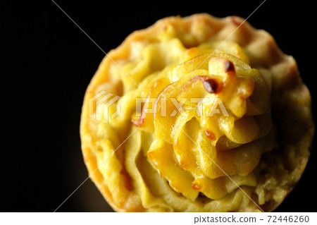 Shooting a single sweet potato on a black background (overhead view) Shooting a single sweet potato on a black background (overhead view) 72446260