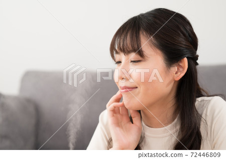 一個用加濕器保濕皮膚的女人 72446809