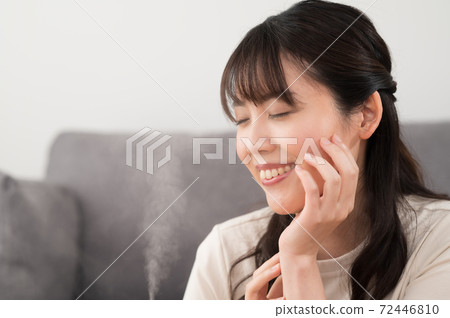 一個用加濕器保濕皮膚的女人 72446810