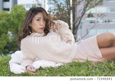 說謊在草坪的婦女 說謊在草坪的婦女 72446941