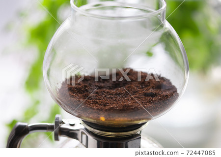 咖啡豆在咖啡虹吸管中設置 咖啡豆在咖啡虹吸管中設置 72447085
