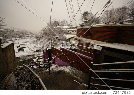 Jeongneunggol. In winter. Snowy scenery. Alley 72447985