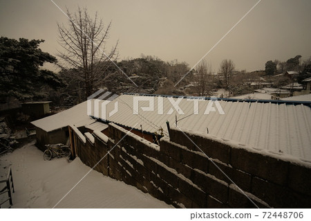 Jeongneunggol. Snow scene. Winter. Alley 72448706