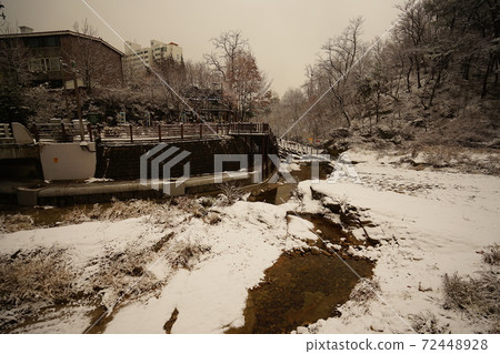 Jeongneunggol. Winter. Snow scene. Alley 72448928